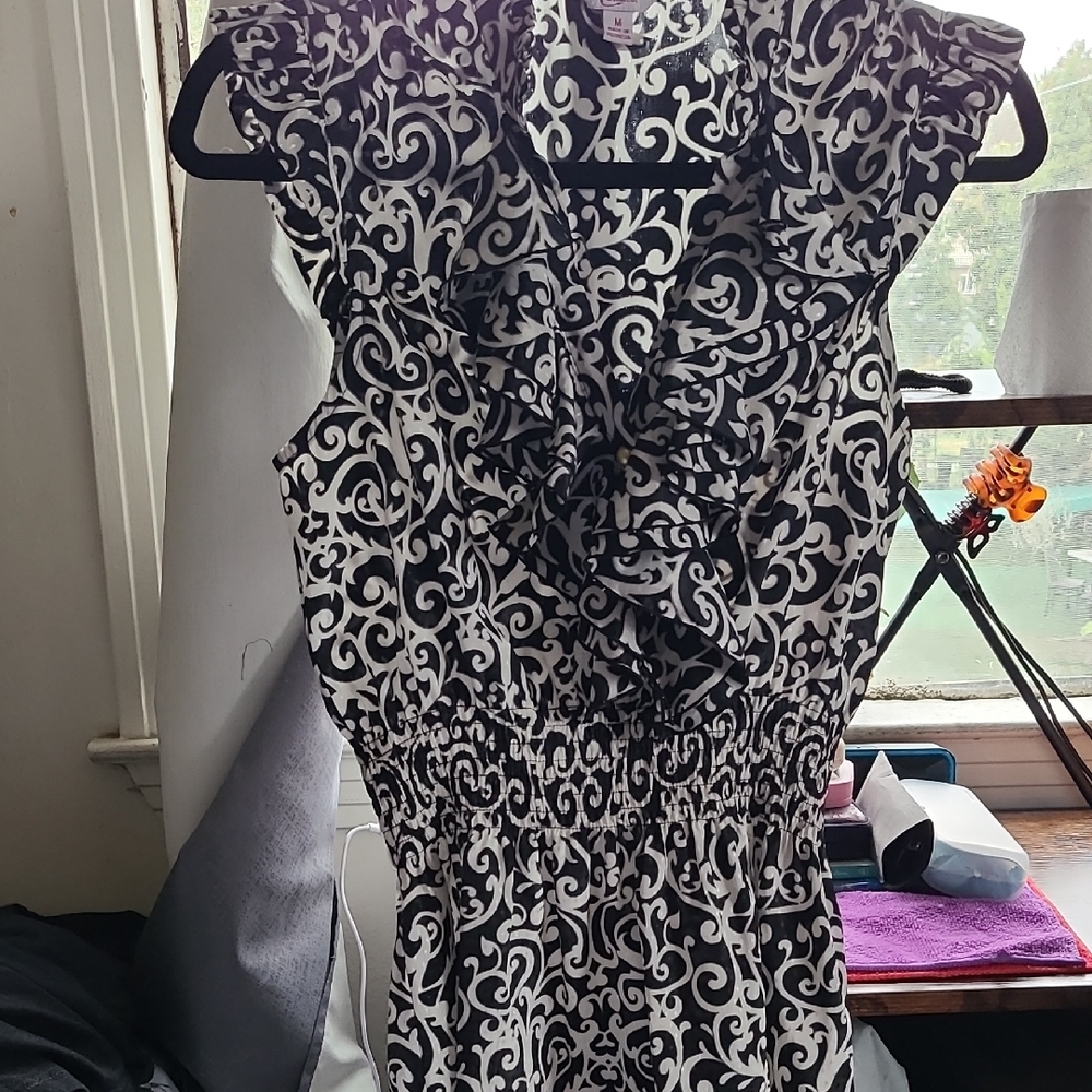 Black and White V-Neck Intimate Sleepwear with Floral Design